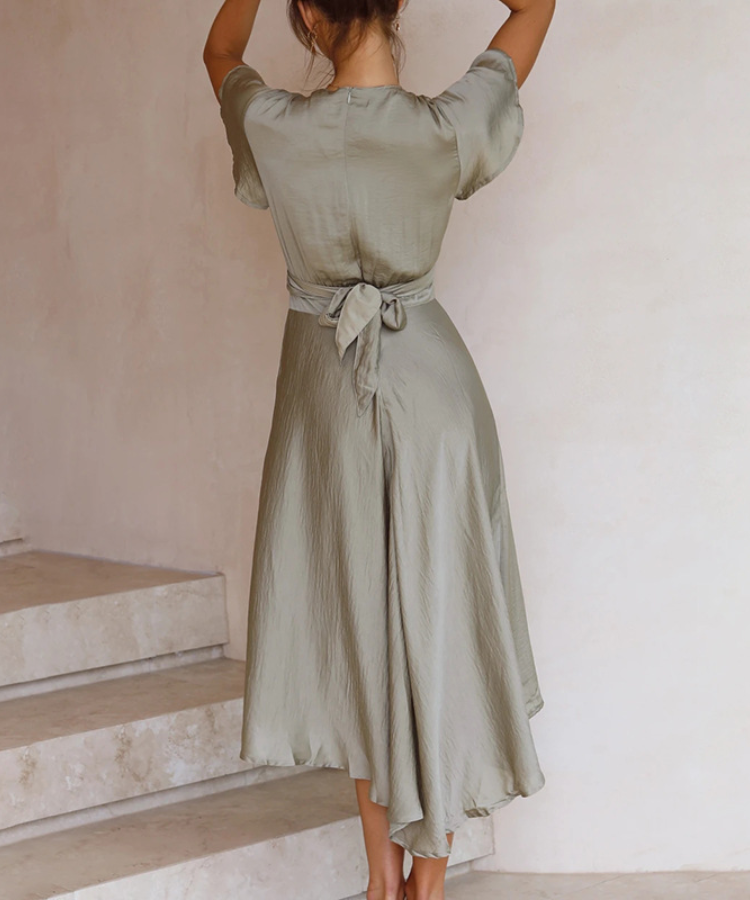 Elegenta jurk met lage hals en strik